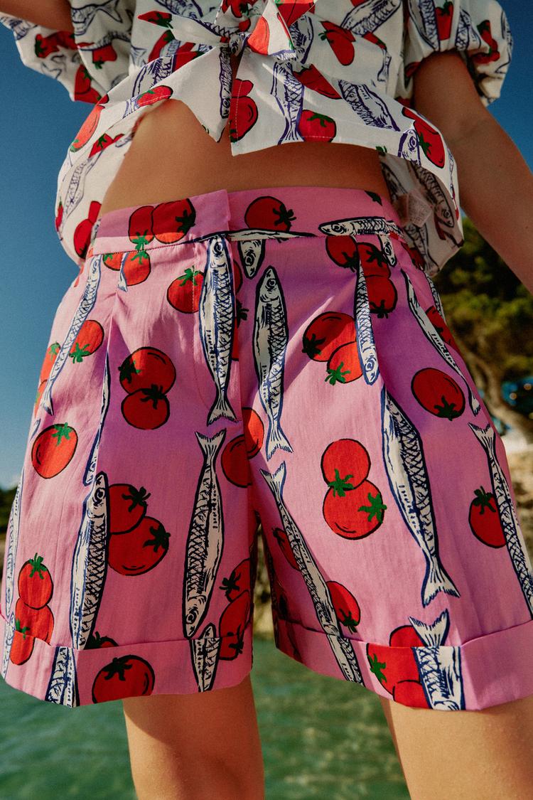 CALÇÕES BERMUDA ESTAMPADOS COM PINÇAS